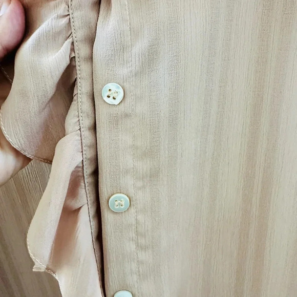 Evan Picone classy beautiful ruffled Tan blouse - Picture 4 of 8